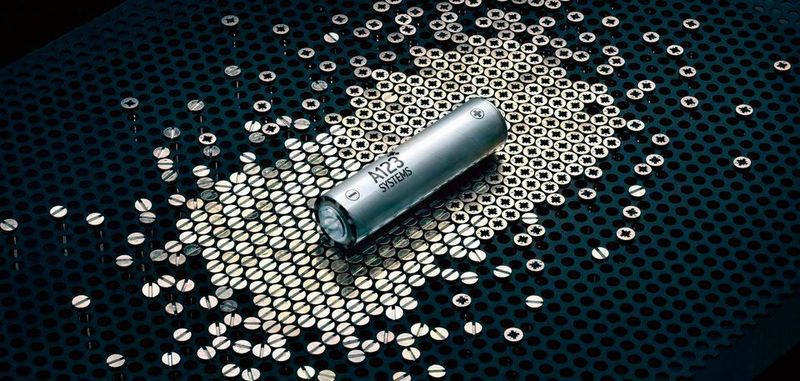Prinzipiell stehen fünf Eigenschaften im Mittelpunkt der Weiterentwicklung von Lithium-Ionen-Zellen: Sicherheit, Lebensdauer, Leistung, Kosten und Energie.