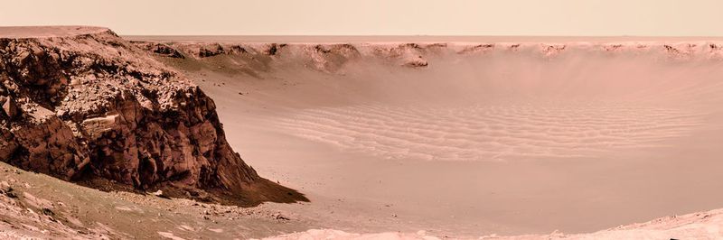 Eine eindrucksvolle Aufnahme des Victoria-Kraters des Mars Exploration Rovers Opportunity aus dem Jahr 2006. Die Exo-Mars-Mission 2020 soll konkret nach Leben auf dem Mars suchen.