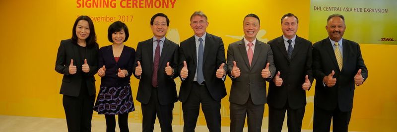 Gemeinsam mit Fred Lam, CEO Airport Authority Hongkong (Dritte v.l.) feierte Ken Allen, CEO DHL Express (Mitte) den Erweiterungsplan für das DHL Central Hub mit einigen Gästen.