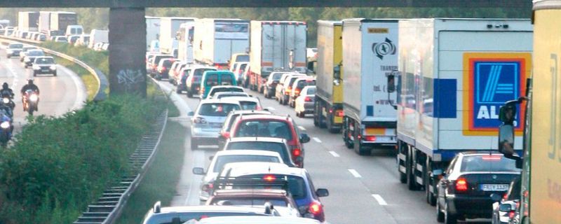Elektromobilität, Hybridisierung, moderne Verbrenner, intelligente Verkehrsvernetzung: Für eine reinere Luft in deutschen Städten braucht es ein Maßnahmenbündel. Fließender Verkehr ist eine wesentliche Stellschraube.
