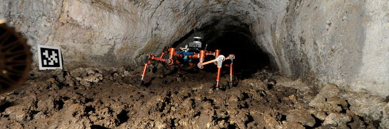 Der sechsbeinige Laufroboter Crex auf autonomer Erkundungstour: Eines Tages sollen solche Roboter Höhlen auf fremden Planeten erkunden, um gute Standorte für eine Basis zu finden.