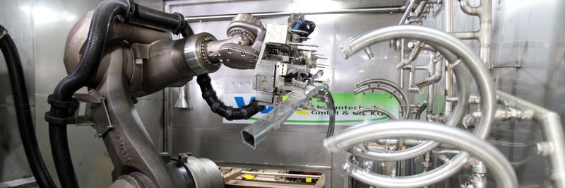 Die Umgebung, in der der Kuka-Roboter seine Tätigkeit ausführt, ist für Industrieroboter normalerweise nicht geeignet, denn der Roboter ist großen Wassermengen ausgesetzt, denen zu 3% noch alkalische Reiniger beigesetzt sind. Daneben herrschen in der Wasch-zelle Temperaturen von 60°C , was zu erheblichem Wasserdampf führt. Damit der Roboter durch die äußeren Einflüsse nicht zu Schaden kommt, wurden besondere Schutzvorrichtungen getroffen.