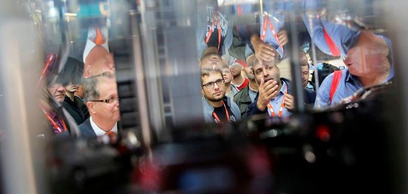 Automation und IT wachsen immer stärker zusammen. Dieser Trend spiegelt sich auch den auf themenbezogenen Sonderschauflächen und in Vorträgen auf diversen Foren der SPS IPC Drives 2017 wider.
