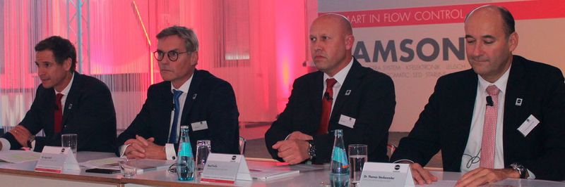Der Samson-Vorstand beim Pressegespräch im neuen Innovation Center (v.l.n.r.): Dr. Andreas Widl (Vorstandsvorsitzender), Dr. Ingo Koch (Finanzvorstand), Raul Fuchs (Vertriebsvorstand), Dr. Thomas Steckenreiter (Forschungsvorstand)