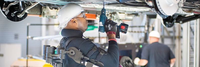 Die Exoskelettweste im BMW-Group-Werk Spartanburg entlastet den Mitarbeiter unter anderem bei längerem Stehen.