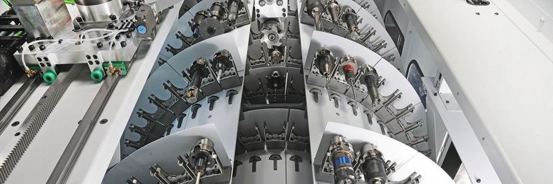 Abhängig von der Größe der Werkzeuge können bis zu mehreren Hundert Tools im Terminal gespeichert werden. Das Handling erfolgt mittels Lineareinheit mit integriertem Werkzeugwechsler.
