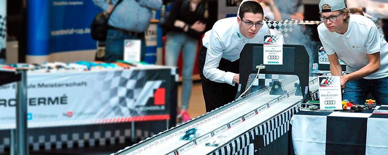 „Formel 1 in der Schule“ ist ein internationaler Technologiewettbewerb an Schulen – Schüler entwickeln hier Miniatur-Dragster für echte Rennen.