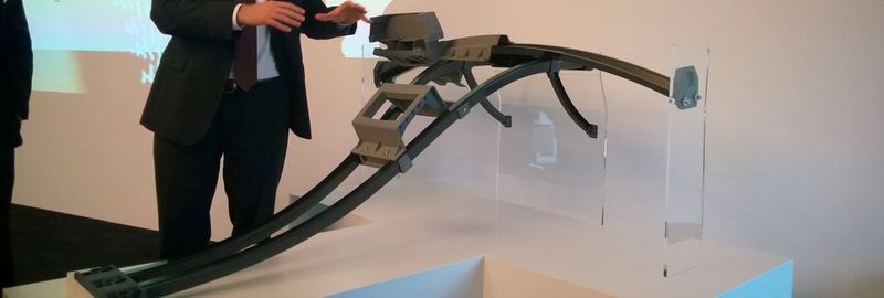Dr. Andreas Erber, Leiter des Lightweight and Application Center (LAC) der SGL Group, erläutert die Rafinessen des "Carbon Carrier" genannten Instrumententafelträgers. Seine Tragstruktur besteht aus vier verschiedenen Teilen, die jeweils aus unterschiedlichen CFK-Materialien bestehen und mit unterschiedlichen Prozessen gefertigt werden.