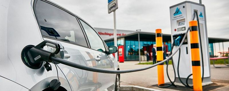 Das Gemeinschaftsunternehmen Ionity von BMW, Daimler, Ford und Volkswagen mit Audi und Porsche verkündet die Partnerschaft mit Shell. Shell wolle 80 seiner größten europäischen Autobahn-Tankstellen mit Schnellladestationen ausrüsten.