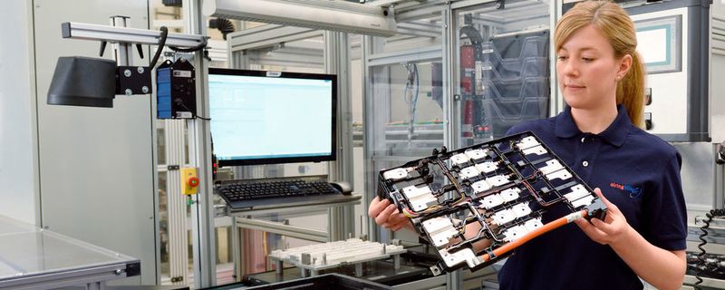 Elring-Klinger produziert beispielsweise Zellkontaktiersysteme für Lithium-Ionen-Batterien. Das Ziel des Joint Ventures mit Chengfei Integration Technology sind die Entwicklung, Fertigung und Distribution von Lithium-Ionen-Batteriemodulen.
