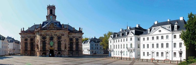 Der Ludwigsplatz in Saarbrücken mit der Ludwigskirche und der Staatskanzlei