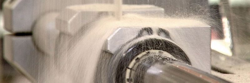 In Produktionsprozessen, die besondere Anforderungen an Robustheit und Unempfindlichkeit gegen Umgebungseinflüsse wie Feuchtigkeit, Chemikalien oder Schmutz stellen, können Systeme mit polymeren Lineargleitlagern als ideale Problemlösungen angeboten werden.