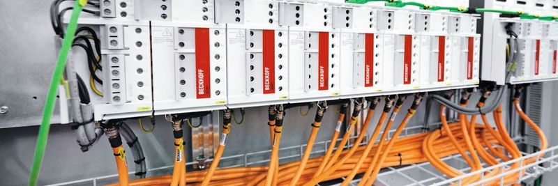 Die Servoverstärker AX5000 sorgen in Verbindung mit der leistungsfähigen EtherCAT-Kommunikation für schnelle, hochdynamische und exakte Bewegungsabläufe.