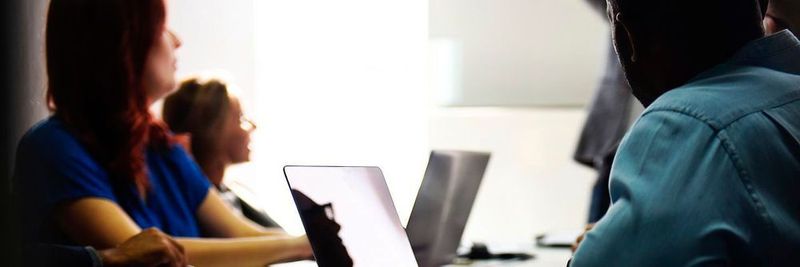 Administratoren und Entwickler müssen bei DevOps-Projekten an einen Tisch geholt werden.