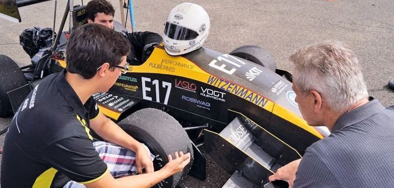 Fahrer Timo Lorenz und Bernhard Baier (links) erklären Johann Mathä von Yokogawa die Besonderheiten des Fahrzeugs. Der verbaute und selbst entwickelte Elektromotor wurde mit Hilfe eines Leistungsanalysators von Yokogawa vermessen.