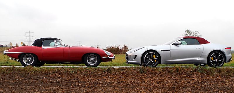 Unverwechselbares Design, ansprechende Motoren und Anziehungskraft – das hatte Jaguar früher und hat es heute. Beim Treffen der Generationen begegnen sich ein früher E-Type Roadster und ein offener F-Type.