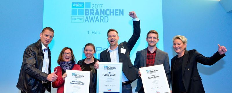 And the Branchenaward Industrie goes to...GoPro. Siegerehrung auf der Fachtagung »bike und business« mit (v.li.) Stephan Maderner, Verena Mader, Miriam Gistel, Patrick Langenfelder (GoPro), Stefan Schaumeyer (Rollei/Onechocolatecomms.de) und Anna Menzel.