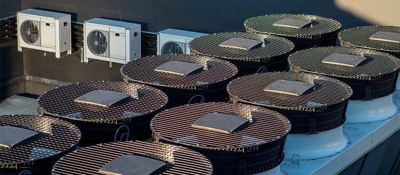 Wer die Abwärme aus dem Rechenzentrum lediglich in die Luft pustet, schadet der Umwelt doppelt; Energie, Wärme, wird vergeudet und verschenkt, die Luft erwärmt.