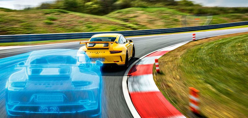 Wie von Geisterhand: Porsche will es auch zukünftig dem Fahrer überlassen, ob er selbst fahren will oder sich autonom auf der Rennstrecke oder im Straßenverkehr bewegen möchte.