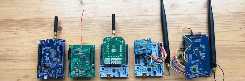LoRa-verwendet eine spezielle Frequenzspreizung-Modulation. Grundsätzlich kann diese Modulation auf allen Frequenzen verwendet werden, gängig sind die kostenlosen Frequenzbereiche 433 MHz sowie 868 MHz in Europa. Oft wird 868 MHz verwendet, da dieses Band weniger belegt und besser reguliert ist und somit eine bessere Funkbasis bietet.