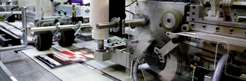 Elastomerkupplungen von KBK puffern beispielsweise auch in der Druckindustrie Schwingungen und Stöße wirkungsvoll ab. Hier bei einer Etiketten-Druckmaschine. Dabei sorgen sie für beste Druckergebnisse.