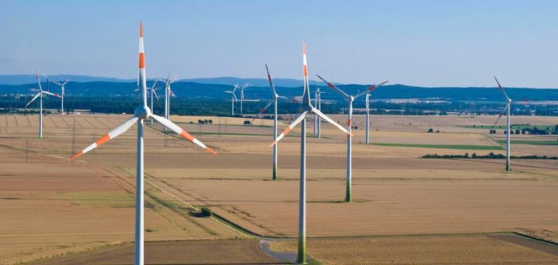Windräder stehen zwar oft abseits auf dem freien Feld. Aber unsere Städte hängen an ihnen – in Zeiten der Energiewende immer mehr. Alle weit verteilten Windräder zu verkabeln wäre viel zu aufwendig. Deswegen werden sie unter anderem über das Mobilfunknetz gesteuert.
