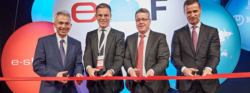 v.l: Peter Feldmann, Oberbürgermeister der Stadt Frankfurt, Rupprecht Rittweger, CEO von E-Shelter, Staatssekretär Mathias Samson, Hessisches Ministerium für Wirtschaft, Energie, Verkehr und Landesentwicklung, und Thomas Olemotz, Vorstandsvorsitzender der Bechtle AG, bei der Eröffnungsfeier des Datacenter-Bauteils "H".