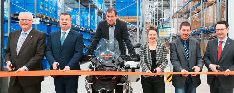 So viel Prominenz mit einer Schere in der Hand - das hält das stärkste Band nicht aus. Eröffnungszeremonie im neuen SW-Motech-Logistikzentrum.