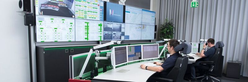 Jungmann Systemtechnik hat den Leitstand am Münchner Flughafen modernisiert. Aufgrund der Halbmondform des Pults kann jetzt eine Person alle Bildschirme im Blick behalten.