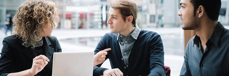 Laut Polycom-Studie arbeiten 70 Prozent der Millennials oft oder ab und zu außerhalb des Büros.