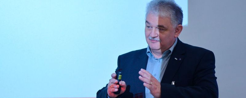 Der Titel des Workshops von Hermann Schenk (GTÜ) auf der Fachtagung »bike und business« lautete „Die neue HU-Scheinwerferrichtlinie und ihre Folgen für die Motorradwerkstatt.“