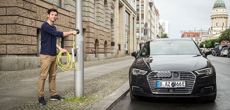 Die Fahrzeuge könnten während der Anschlusszeit auch zu smarten Speichern im Netz werden. Siemens hat sich an Ubitricity beteiligt, da die Technologie an der Schnittstelle zwischen Elektrifizierung, Digitalisierung und intelligenten Stromnetzen gleich mehrere der Siemens-Geschäftsaktivitäten verbindet.