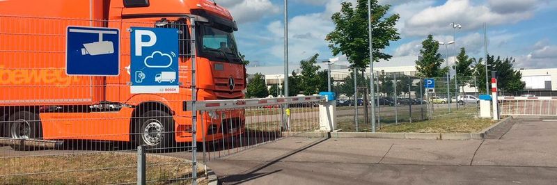 Über die Plattform und die App Bosch Secure Truck Parking finden Fahrer sichere Parkflächen für ihre Lkw.