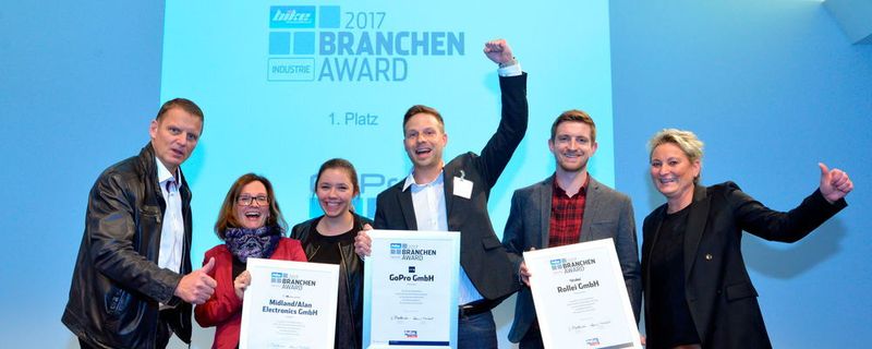 GoPro gewinnt den Branchenaward Industrie 2017 in der Kategorie Action-Cams. Patrick Lengenfelder von GoPro (MItte) und Stefan Schaumeyer (re., Rollei) und Midland/Aland Electronics (fehlt auf dem Bild) waren nominiert.