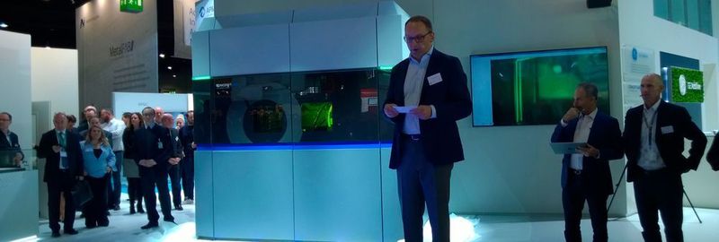 Frank Herzog, Gründer und Vorsitzender Geschäftsführer von Concept Laser stellt auf der formnext die in nur neun Monaten entwickelte neue Laserschmelzanlage vor. Sie eignet sich vor allem für Industriezweige mit Bedarf an großen und komplexen Metallkomponenten.