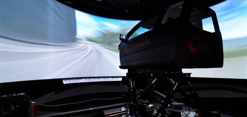 „Driver-in-Motion“ im Honda Technikzentrum Deutschland: Der neue Fahrsimulator greift auf neun Aktoren zurück, wodurch zusätzliche Bewegungsbereiche erzeugt werden - das ist einzigartig in der Branche.