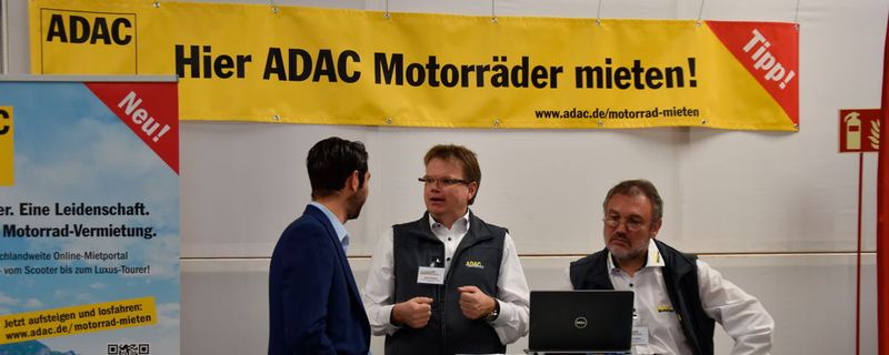 ADAC-Mietportal für Motorräder: Ralf Holstein (Mitte) und Ulrich Ritter (re.) im Gespräch mit dem Motorradhandel.