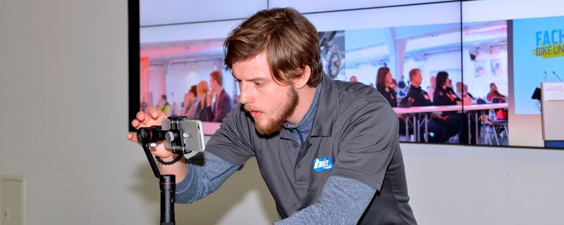 Präparierte sich für den Workshop „Den Dreh raus – Videofilmen für Motorradhändler leicht gemacht“ –»bike und business«-Redaktionsazubi Fabian Pfeiffer.
