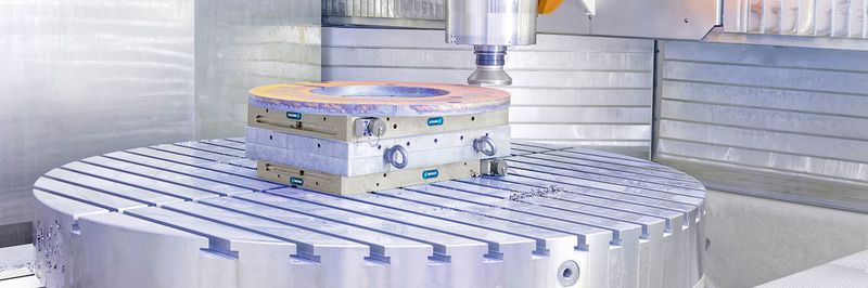 Whether they are round, square or cube-shaped, made of steel or cast iron – the doubled square pole plates in this application facilitate a highly flexible and at the same time deformation-free workpiece clamping.