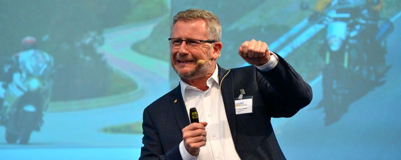 Erwin van Hoof stellte auf der Fachtagung »bike und business« das E-Call-System Dguard vor.
