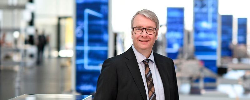 ZF-Chef Stefan Sommer verlässt ZF Friedrichshafen mit sofortiger Wirkung. Die Interimsnachfolge übernimmt Finanzvorstand Dr. Konstantin Sauer.
