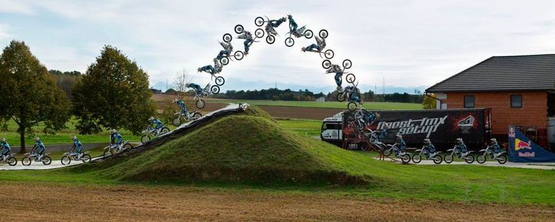 Der deutsche FMX-Sportler Luc Ackermann ist den jüngsten Motorrad-Double Backflip aller Zeiten gesprungen.