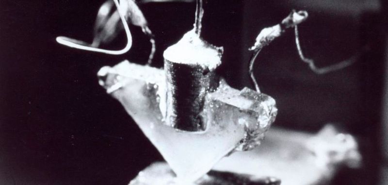 Vor 70 Jahren wurde erstmals ein Transistor der Öffentlichkeit vorgestellt. Die Ära der Vakuumröhren ging damit langsam zu Ende. Doch auch wenn moderne Elektronik ohne den Baustein undenkbar wäre, dauerte es mehrere Jahre ehe begriffen wurde, welche Auswirkungen diese Entwicklung haben sollte.