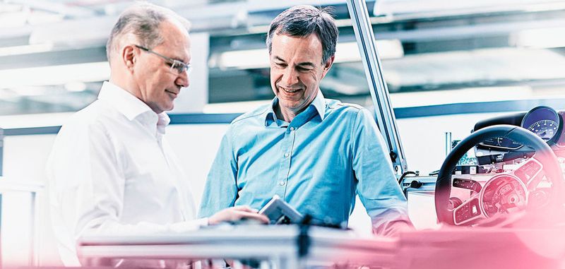 Dr. Rolf Zöller und Joachim Bischoff (l-r) im Porsche-Elektrik-Integrationszentrum.
