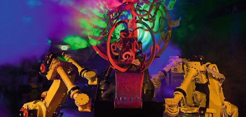 Roboter können auch Kunst: Die Installation „Der Drache“ war das größte Objekt der Ausstellung „Das Leben ist ein Traum“, die in der Ausstellungsshalle von Fanuc Deutschland stattfand.