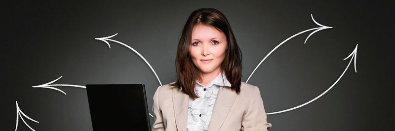 Laut einer aktuellen Umfrage einer Karriereberatung gehen Frauen zielorientierter bei Mitarbeitergesprächen vor.