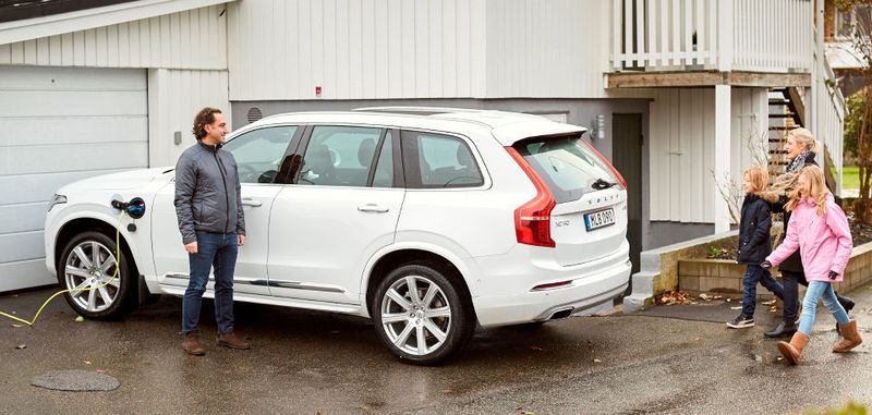 Testen für Volvo das autonome Fahren auf öffentlichen Straßen: Sasko und Anna Simonovski mit ihren Kindern Elin und William.