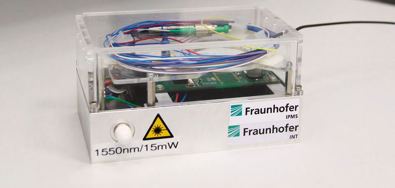 Der Demonstrator einer smarten Alarmanlage: Einbruchschutz besteht aus einem Bragg-Gitter, einer Glasfaserzuleitung, einer Schnittstelle zur Alarmanlage und einer Auswerteelektronik, die das optische Messgerät enthält.