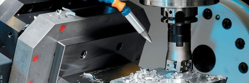 Dynamisch und robust, der Torque-angetriebene Rund-Schwenktisch ist für das schnelle 5-Achs-Simultan- wie auch zum hochpräzisen 5-Achsenfräsen ausgelegt. Er ist längs in der X-Maschinenachse integriert und kann Werkstücke auf zwei Seiten symmetrisch schwenken.