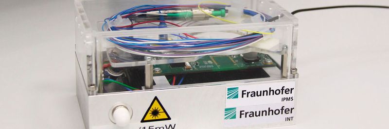 Der Demonstrator einer smarten Alarmanlage: Einbruchschutz besteht aus einem Bragg-Gitter, einer Glasfaserzuleitung, einer Schnittstelle zur Alarmanlage und einer Auswerteelektronik, die das optische Messgerät enthält.